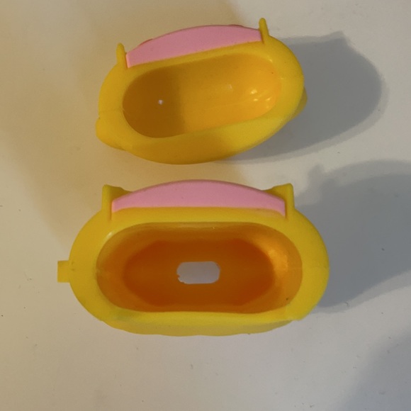 Pig in rain coat air pod case - Picture 3 of 4